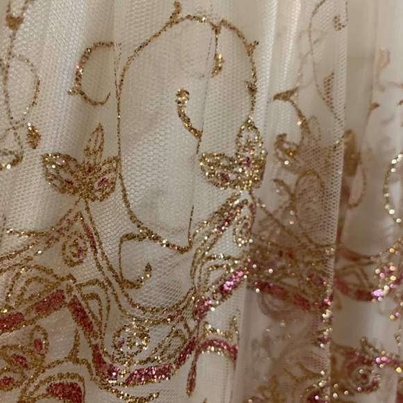 Juniors Whimsical Dress with Sparkle Design - Picture 4 of 8